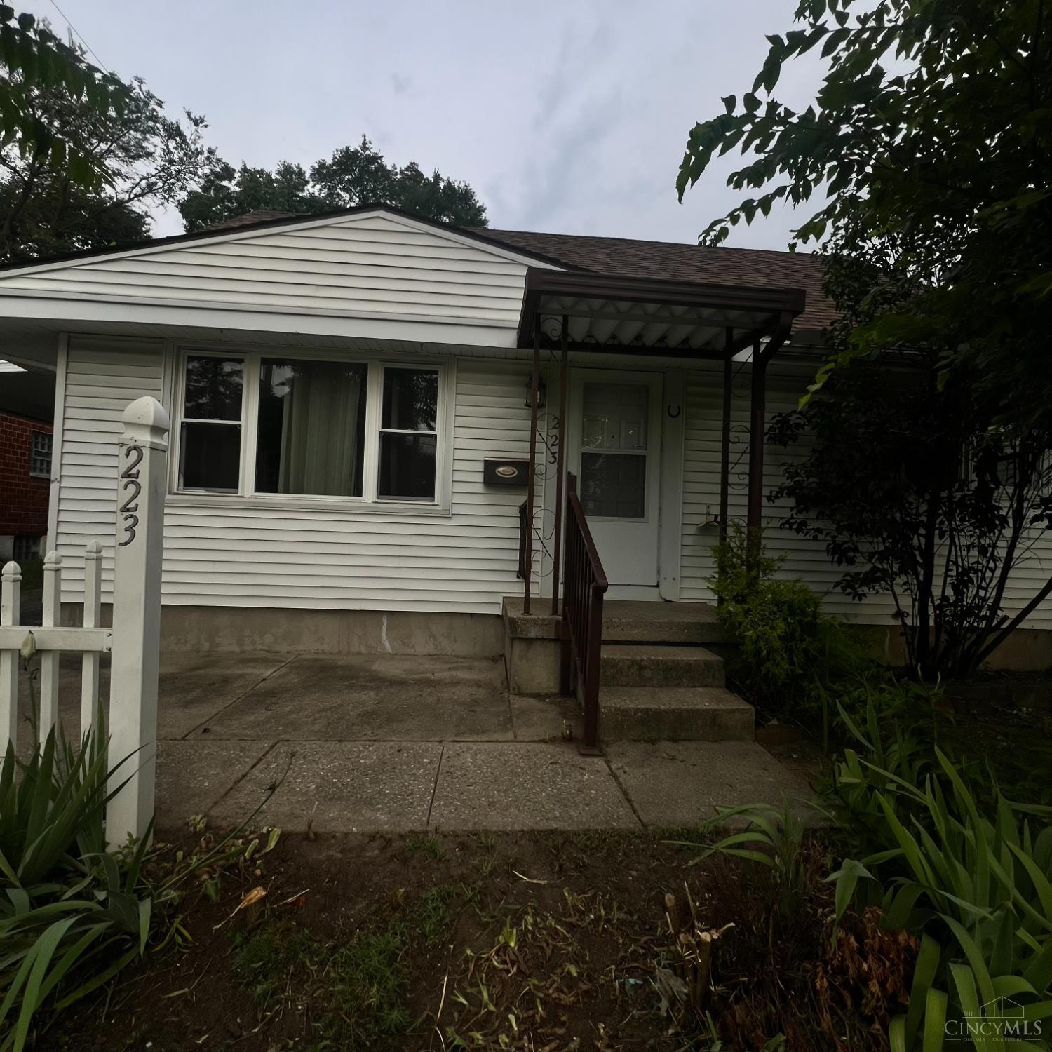 Property Photo: 223 N Cherrywood Avenue OH 45403
