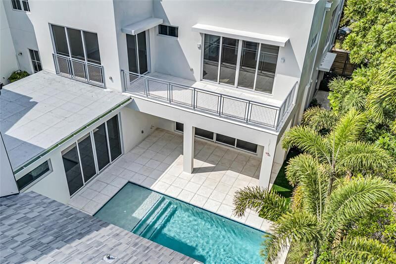 Property Photo:  1504 NE 6th Ct  FL 33304 