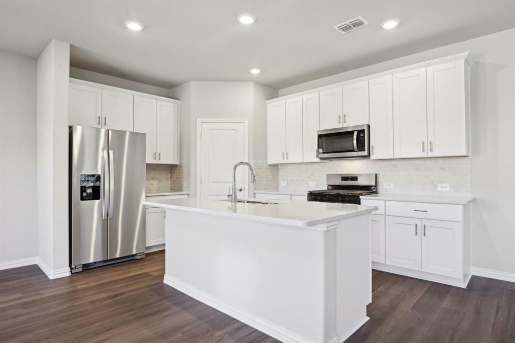 Property Photo: 920 Dayflower Court TX 75166