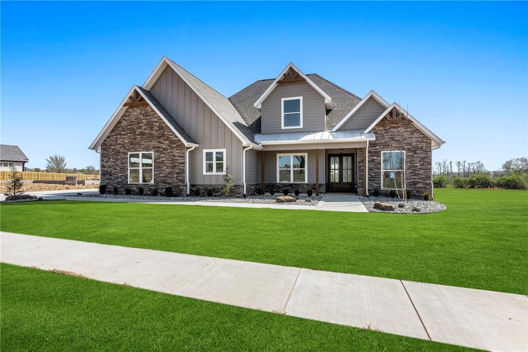 Property Photo:  881 Greenhorn Street  AR 72712 