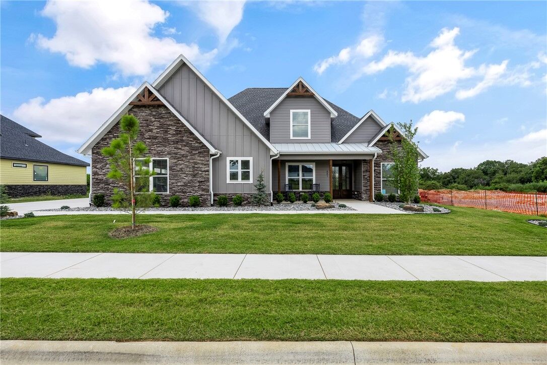 Property Photo:  881 Greenhorn Street  AR 72712 