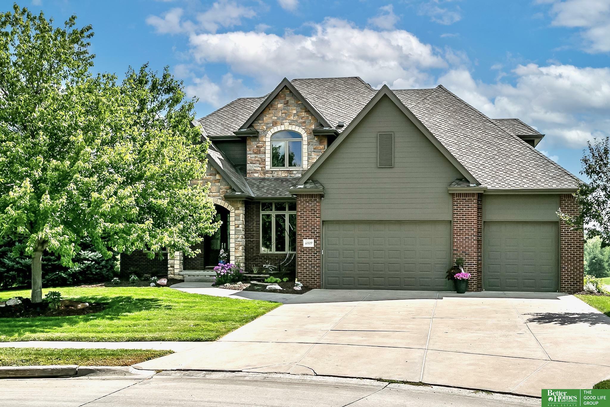 Property Photo: 6909 N 118th Circle NE 68142
