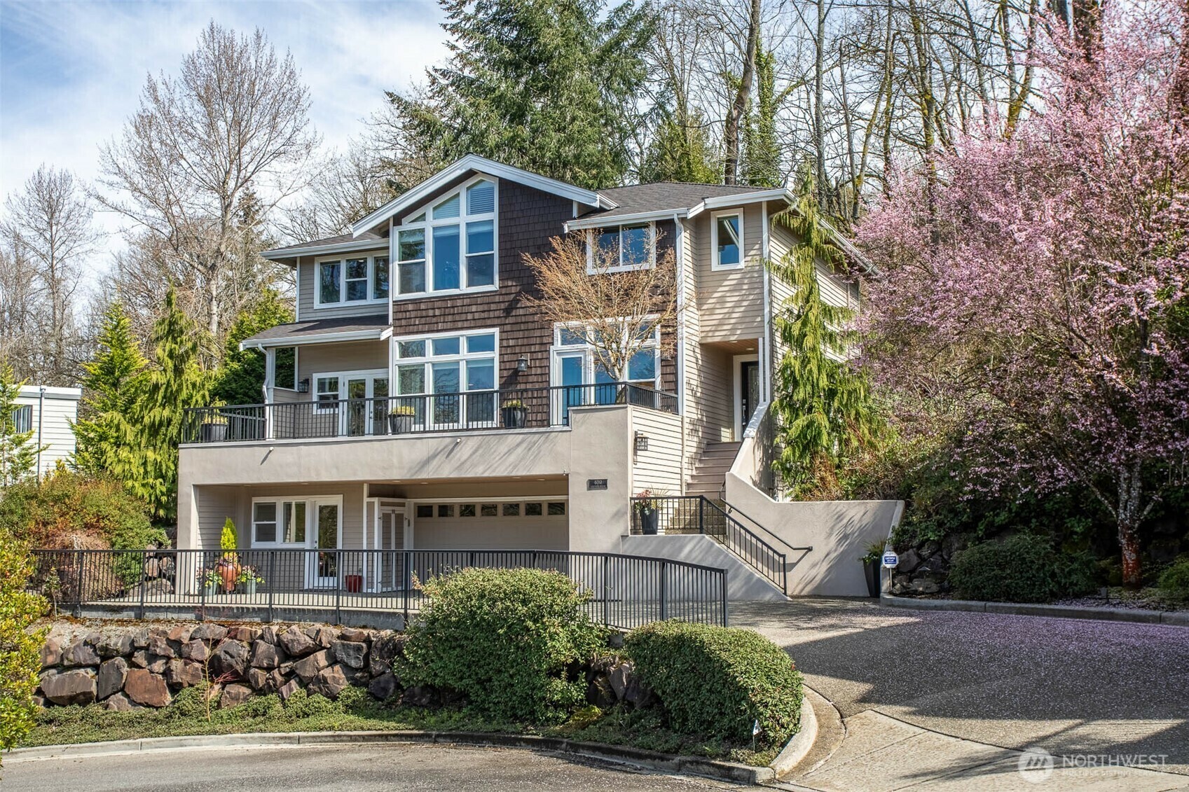 Property Photo: 4010 Lake Washington Boulevard SE WA 98006