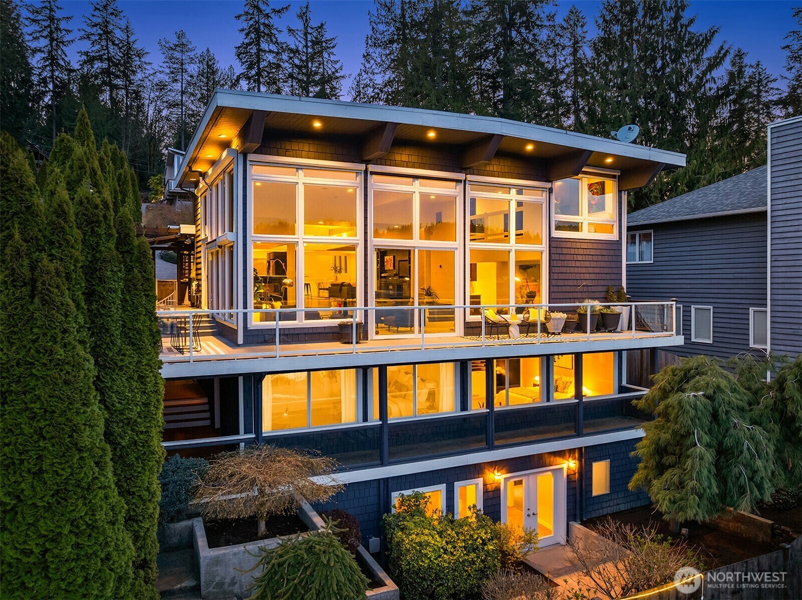 Property Photo: 2452 W Lake Sammamish Parkway NE WA 98052