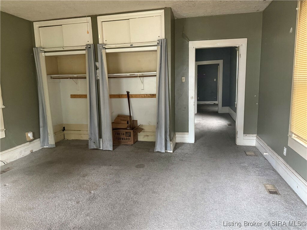 Property Photo: 1525 E Oak Street IN 47150