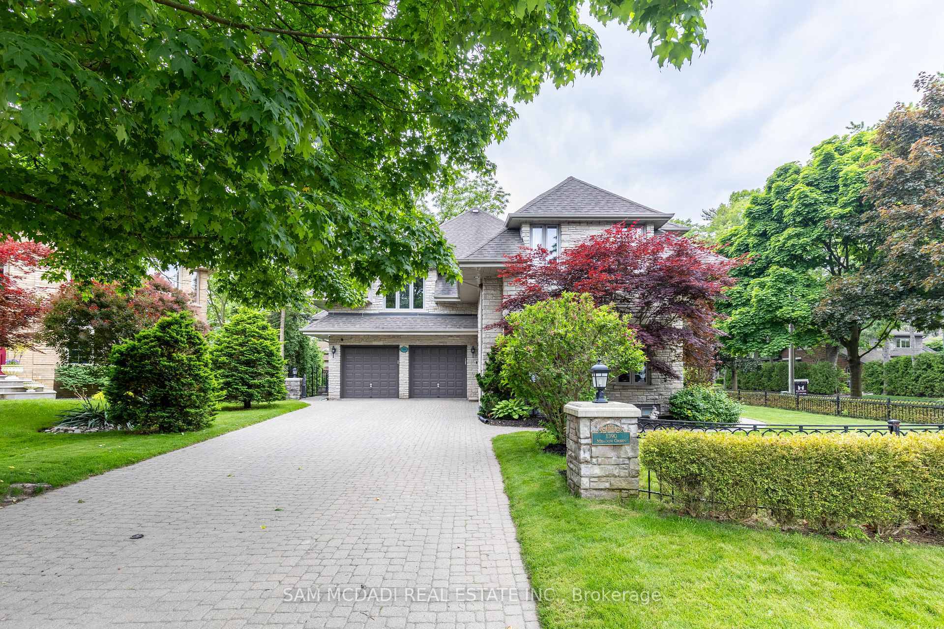 Property Photo: 1390 Meadow Green Court ON L5H 4J3