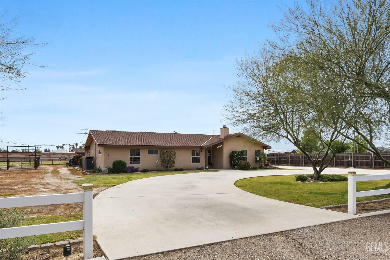 Property Photo: 10213 Meacham Road CA 93312