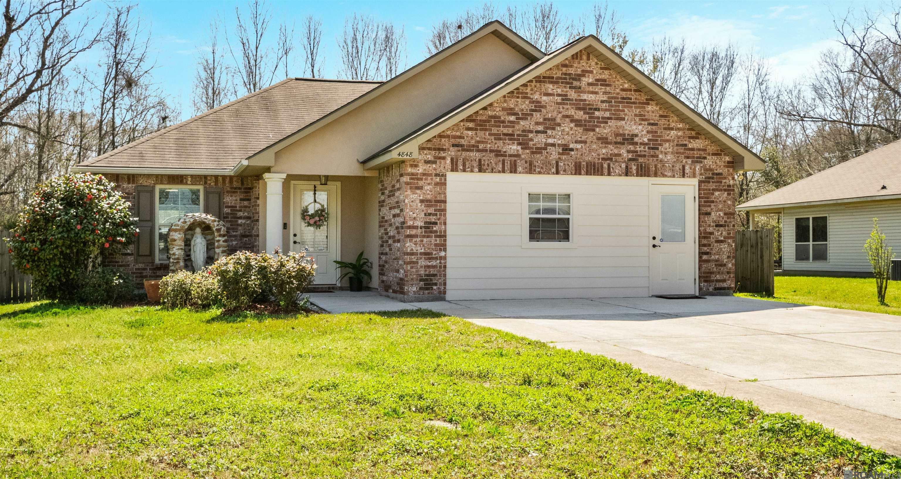 Property Photo: 4848 Lois Dr LA 70791