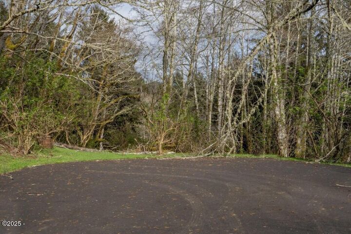 Property Photo: 3045 Elderberry Lane OR 97368