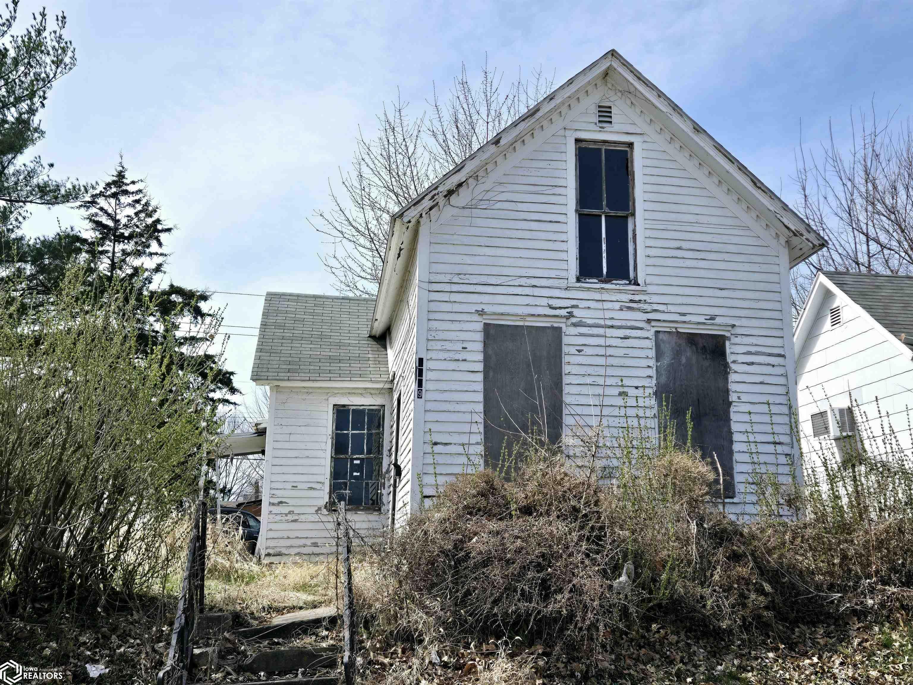 Property Photo: 1309 S 10th Street IA 52601