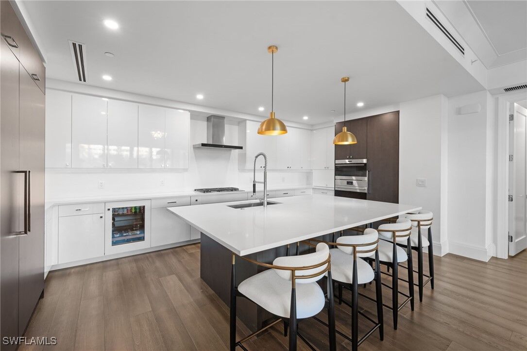 Property Photo: 1130 3rd Avenue S 215 FL 34102