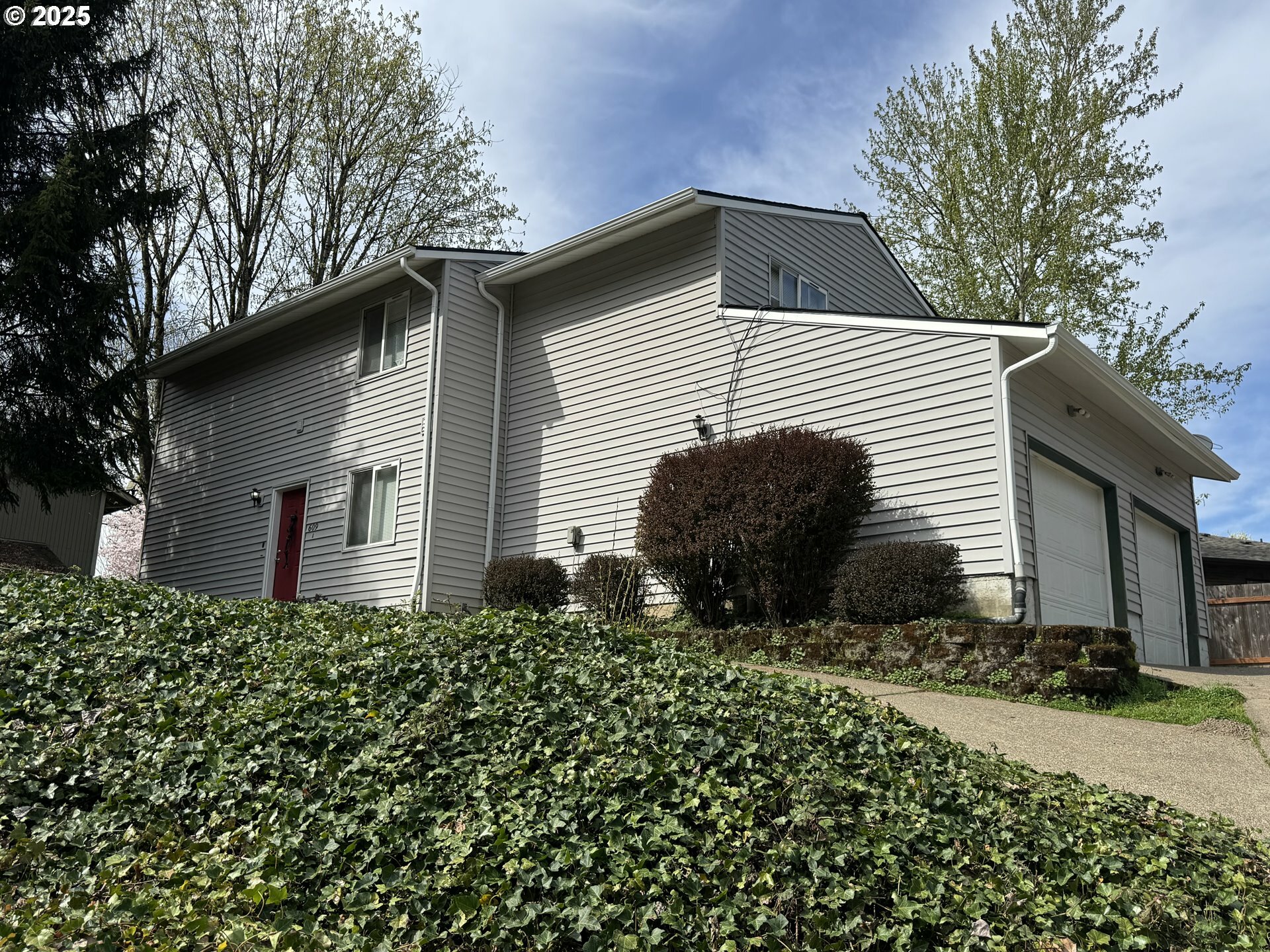 Property Photo: 609 E Andrew St OR 97132
