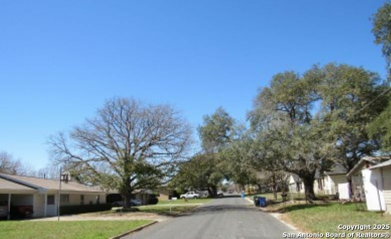 Property Photo: 913 Zwicke St TX 78155