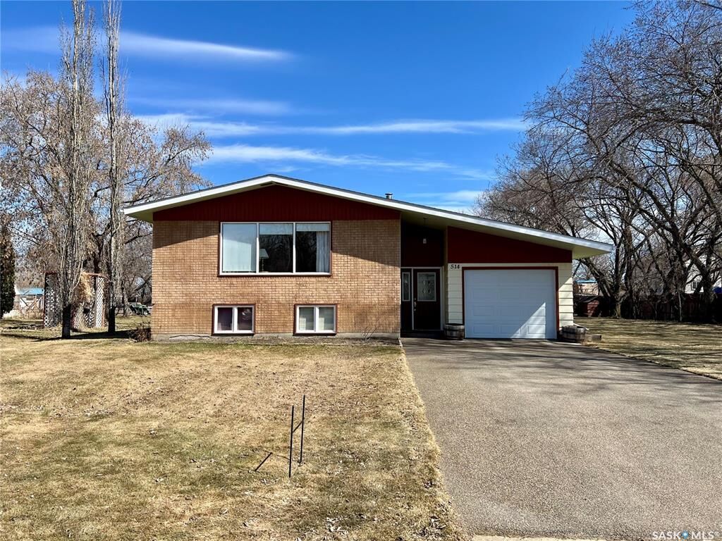 Property Photo:  514 2nd Street E  SK S9X 1G6 