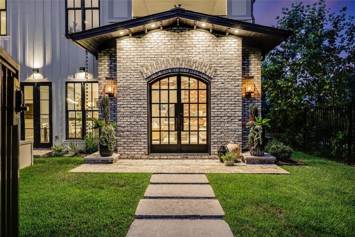 Property Photo: 901 Wayside Drive TX 78703