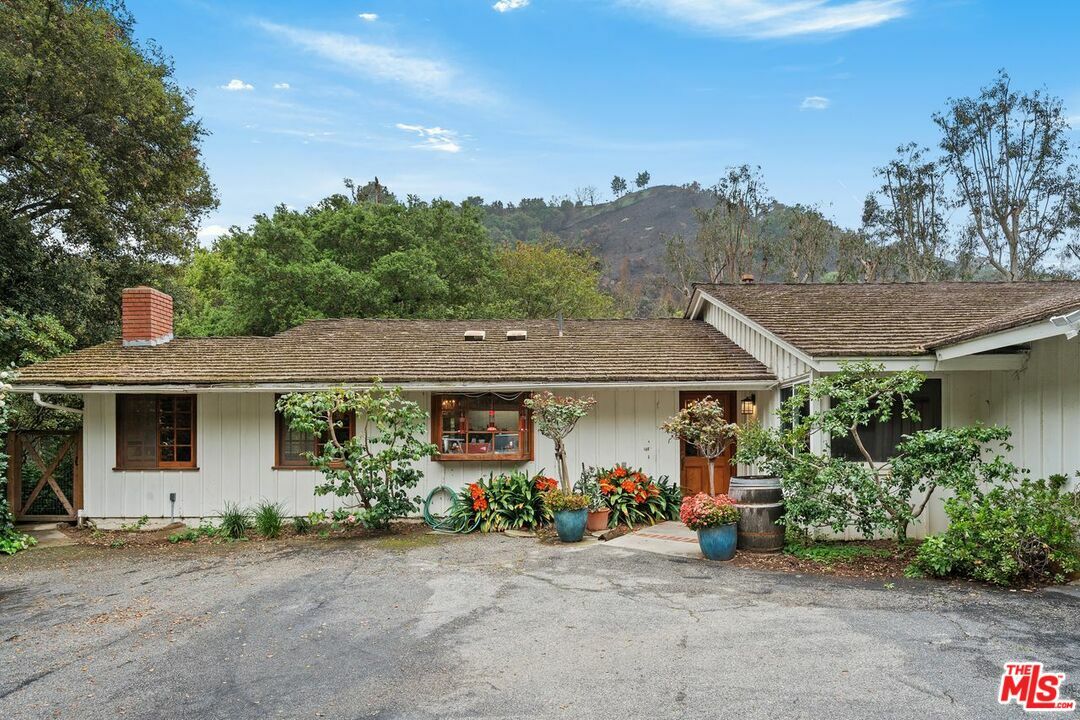 Property Photo: 1809 Melhill Way CA 90049