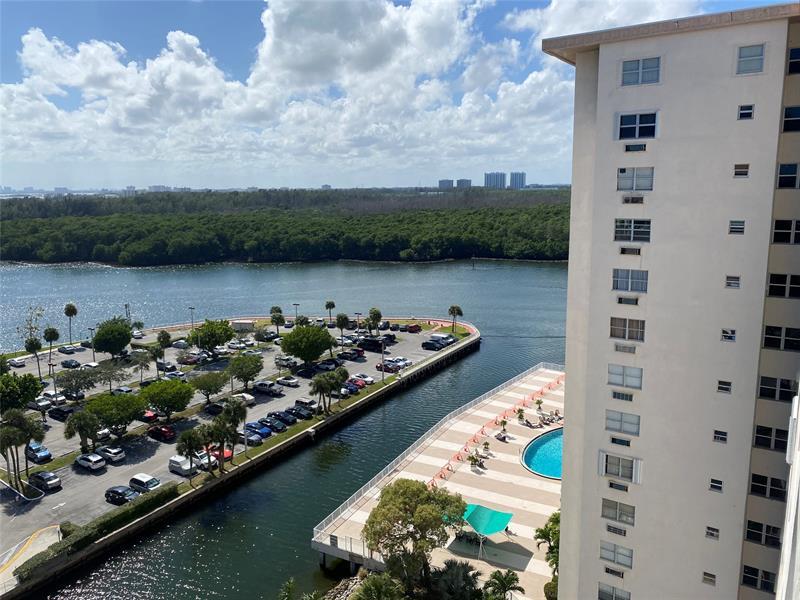 Property Photo: 400 Kings Point Dr 1423 FL 33160