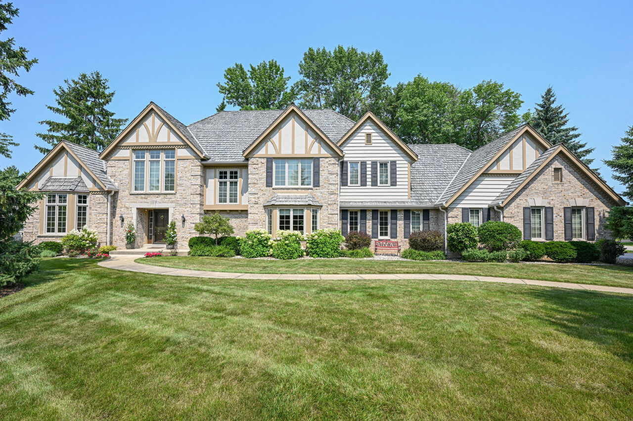 Property Photo:  106 W Vintage Dr  WI 53092 