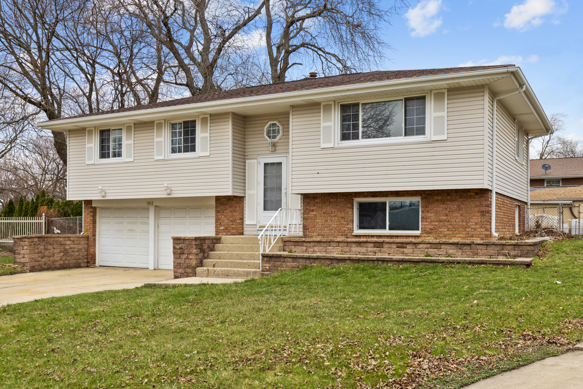 Property Photo:  1512 Chatham Court  IL 60193 