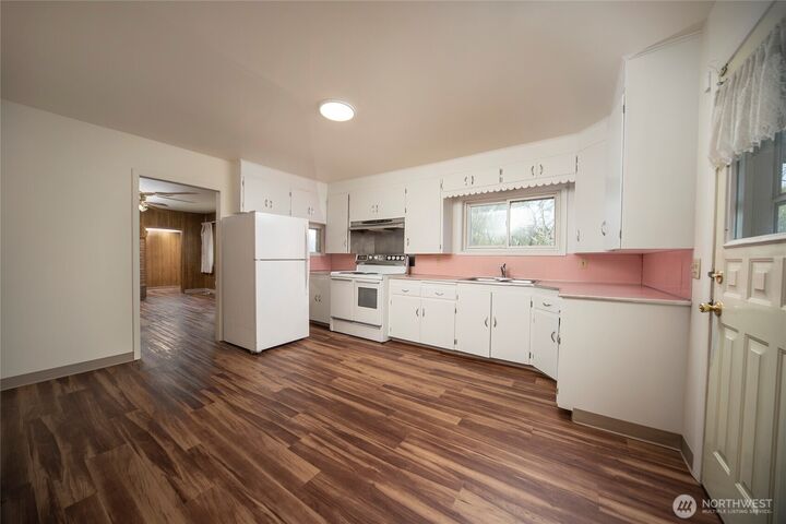 Property Photo: 402 W Helena Avenue WA 98926