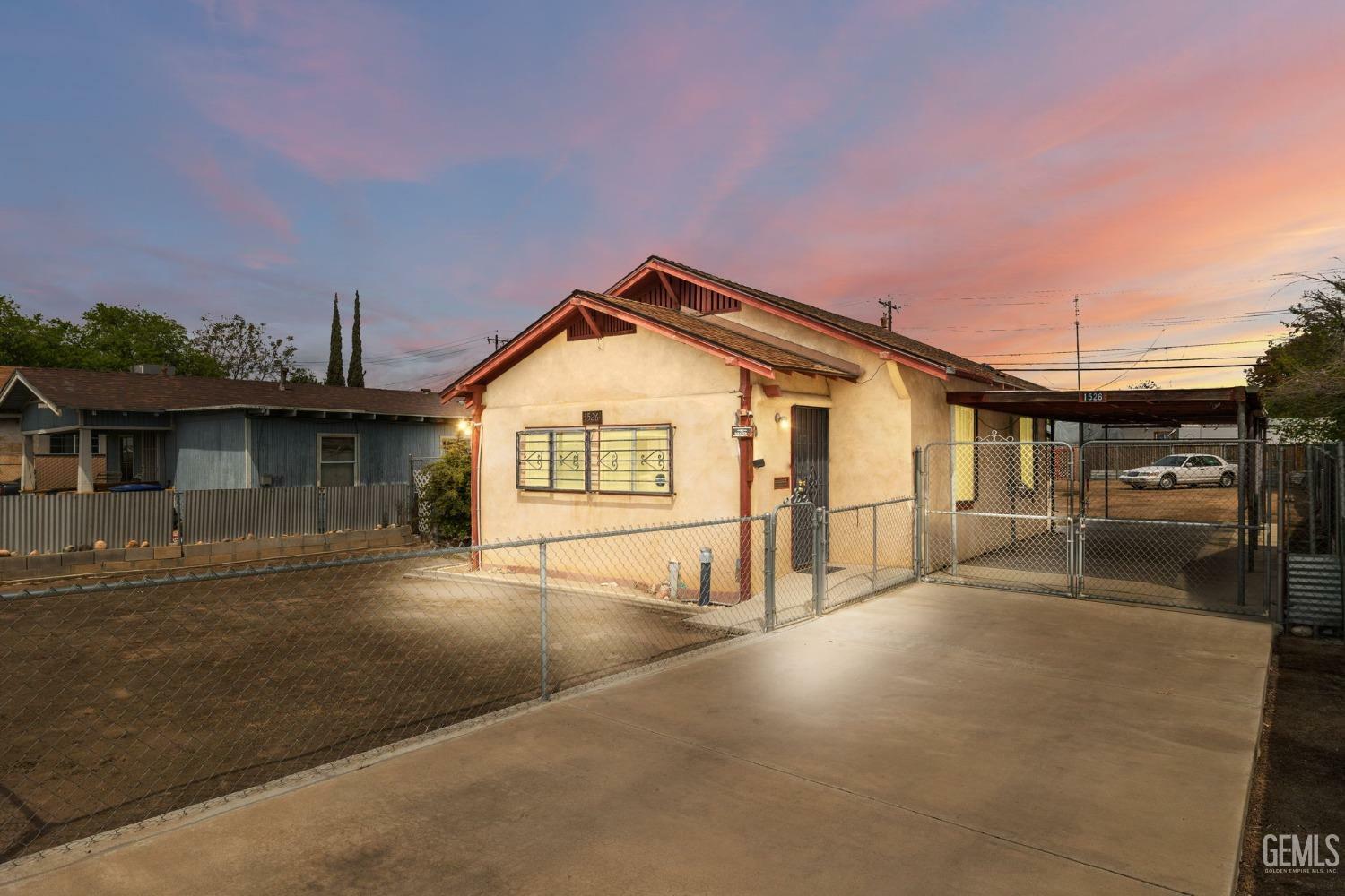 Property Photo: 1526 Kentucky Street CA 93305