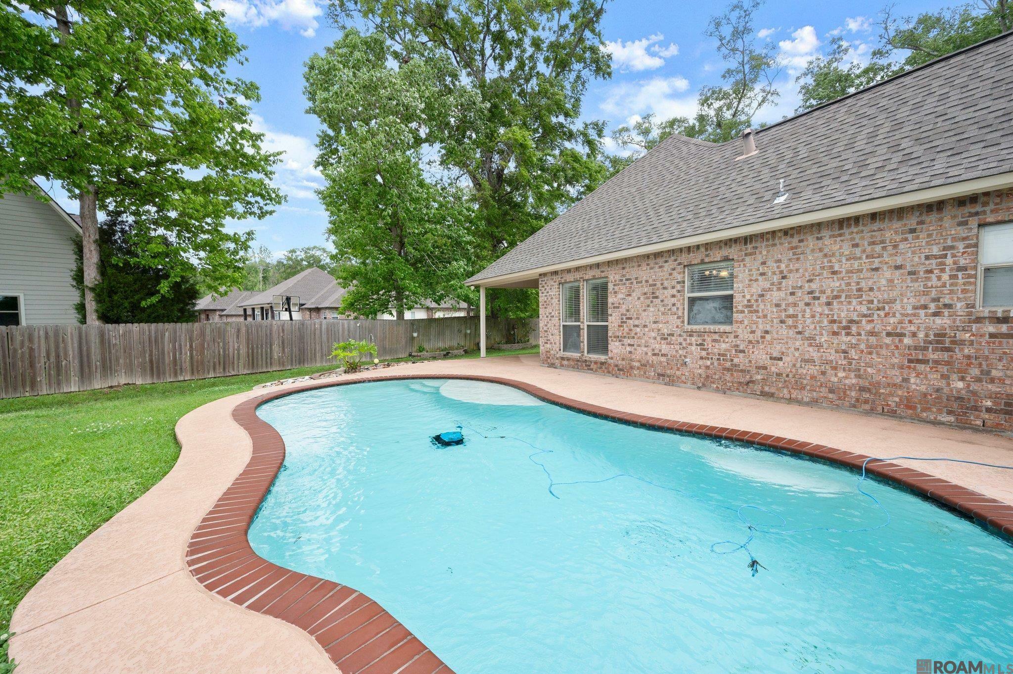Property Photo: 13245 Oak Knoll Dr LA 70734