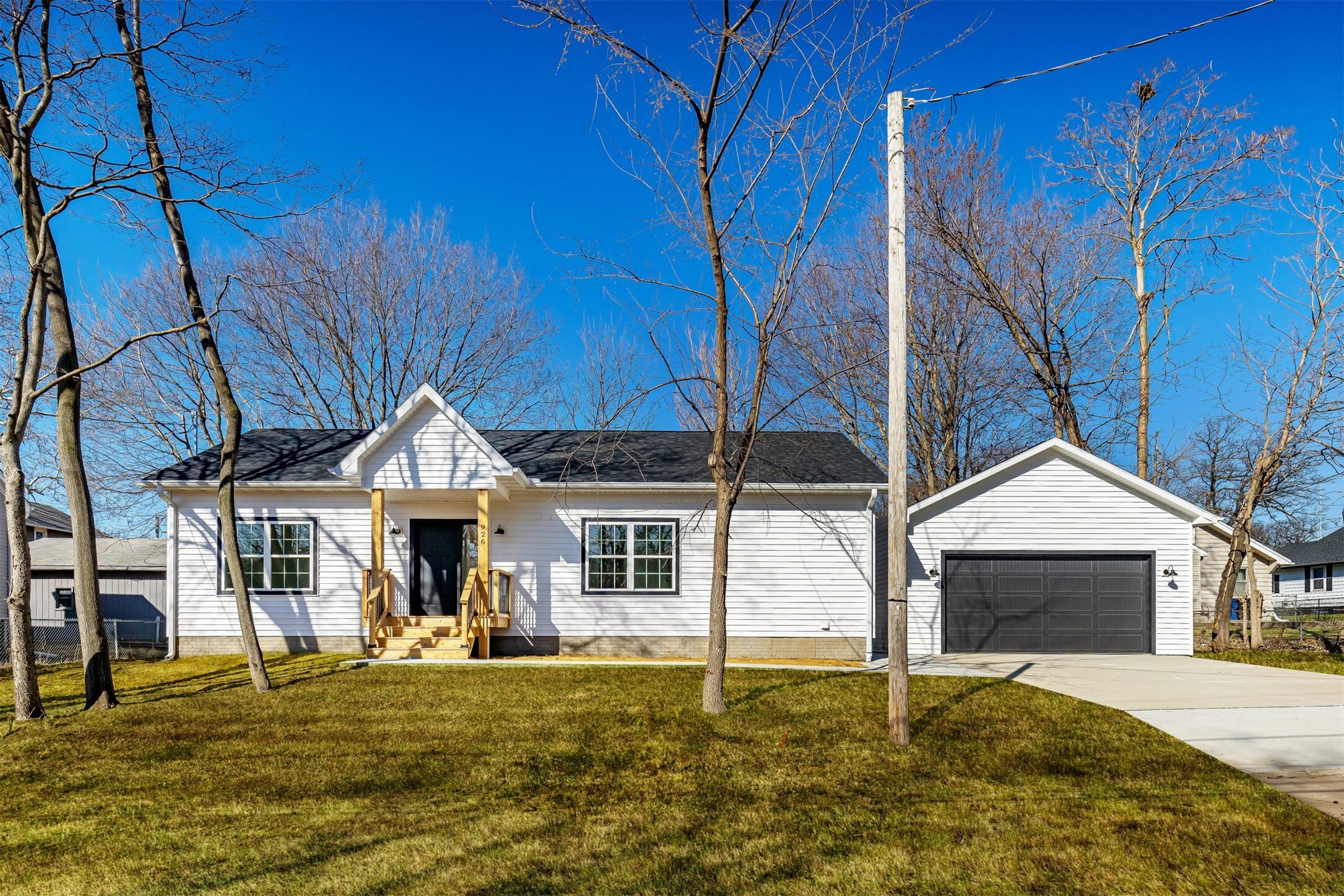 Property Photo: 926 23rd Place IA 50312