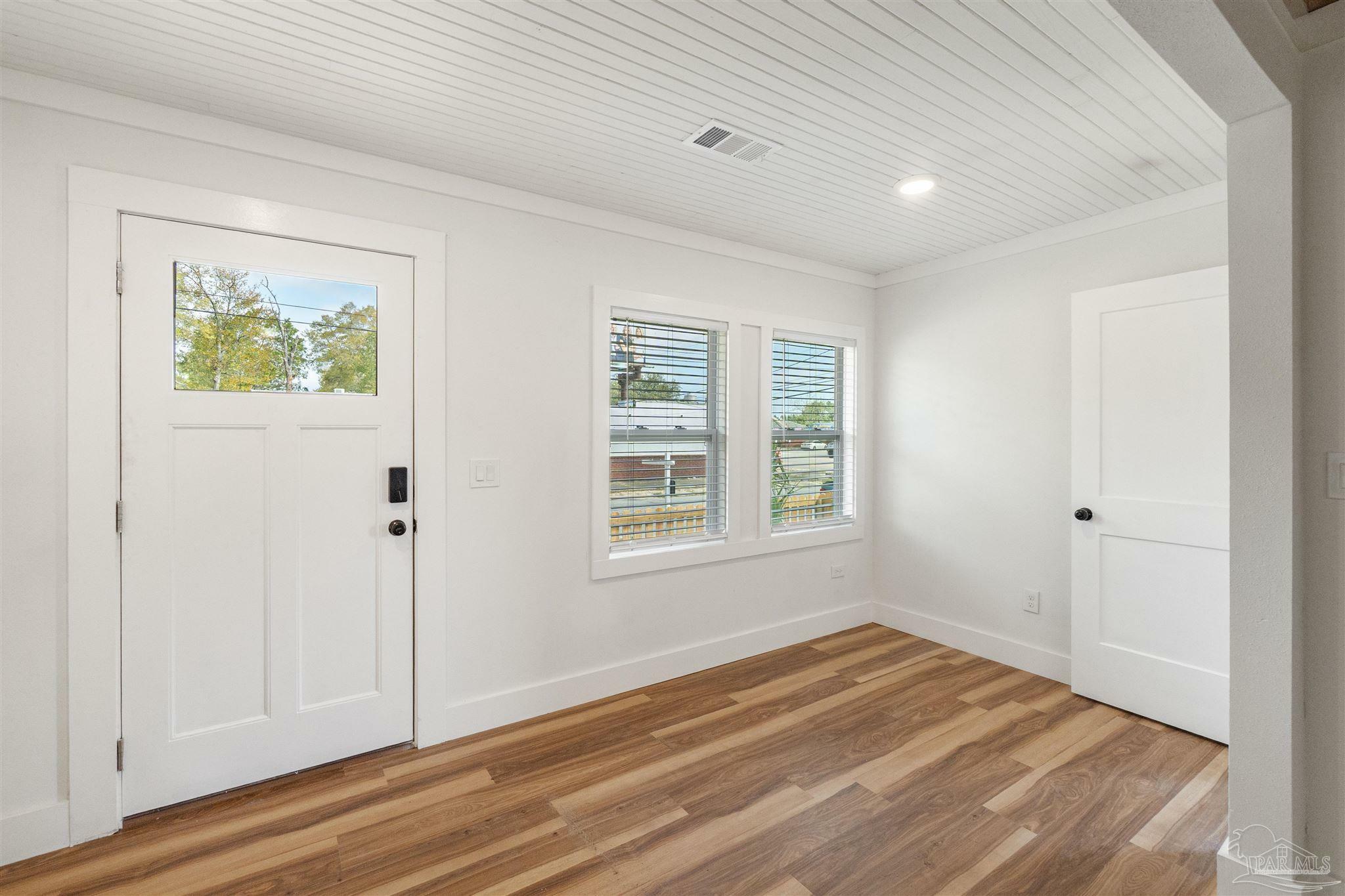 Property Photo: 7 N G St FL 32502