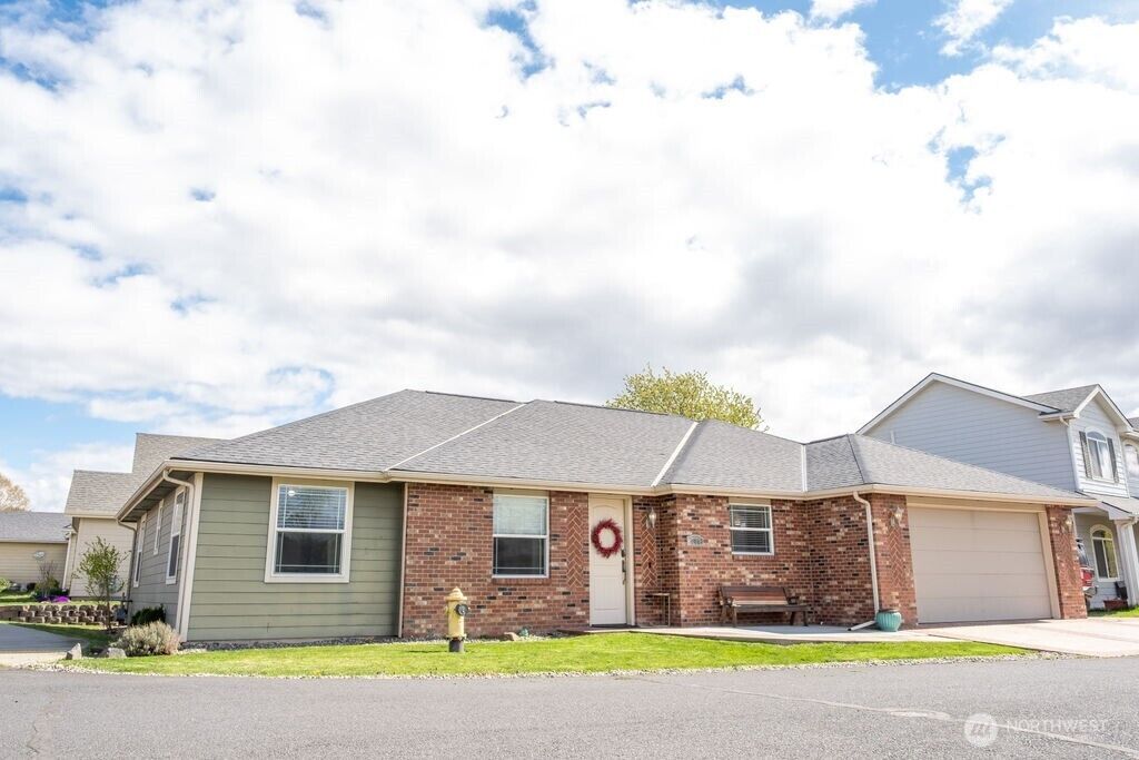 Property Photo:  215 SE California Avenue  WA 99324 