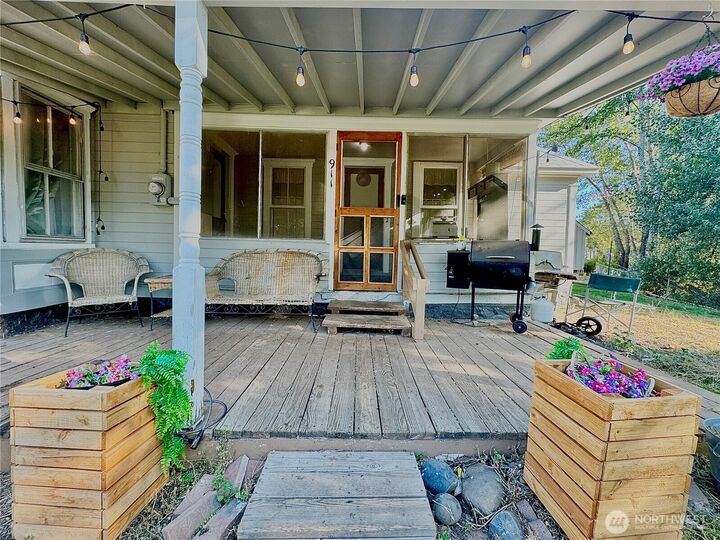 Property Photo: 911 Thomas Road WA 98926