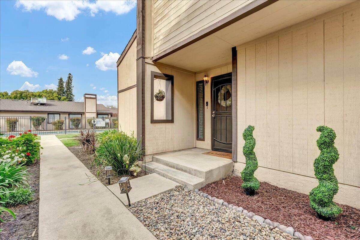 Property Photo: 3719 W Hillsdale Avenue CA 93291