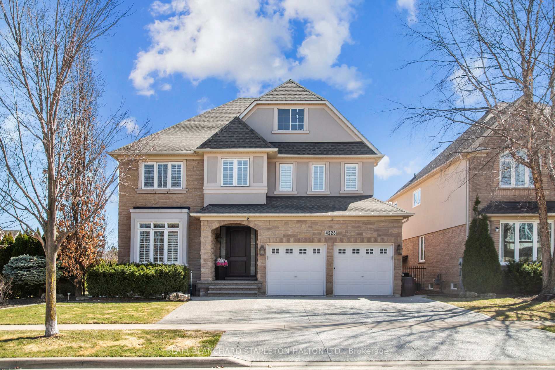 Property Photo: 4228 Amaletta Crescent ON L7M 5C5