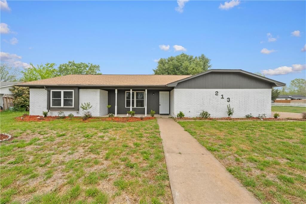 Property Photo: 213 Valley View Drive TX 76706