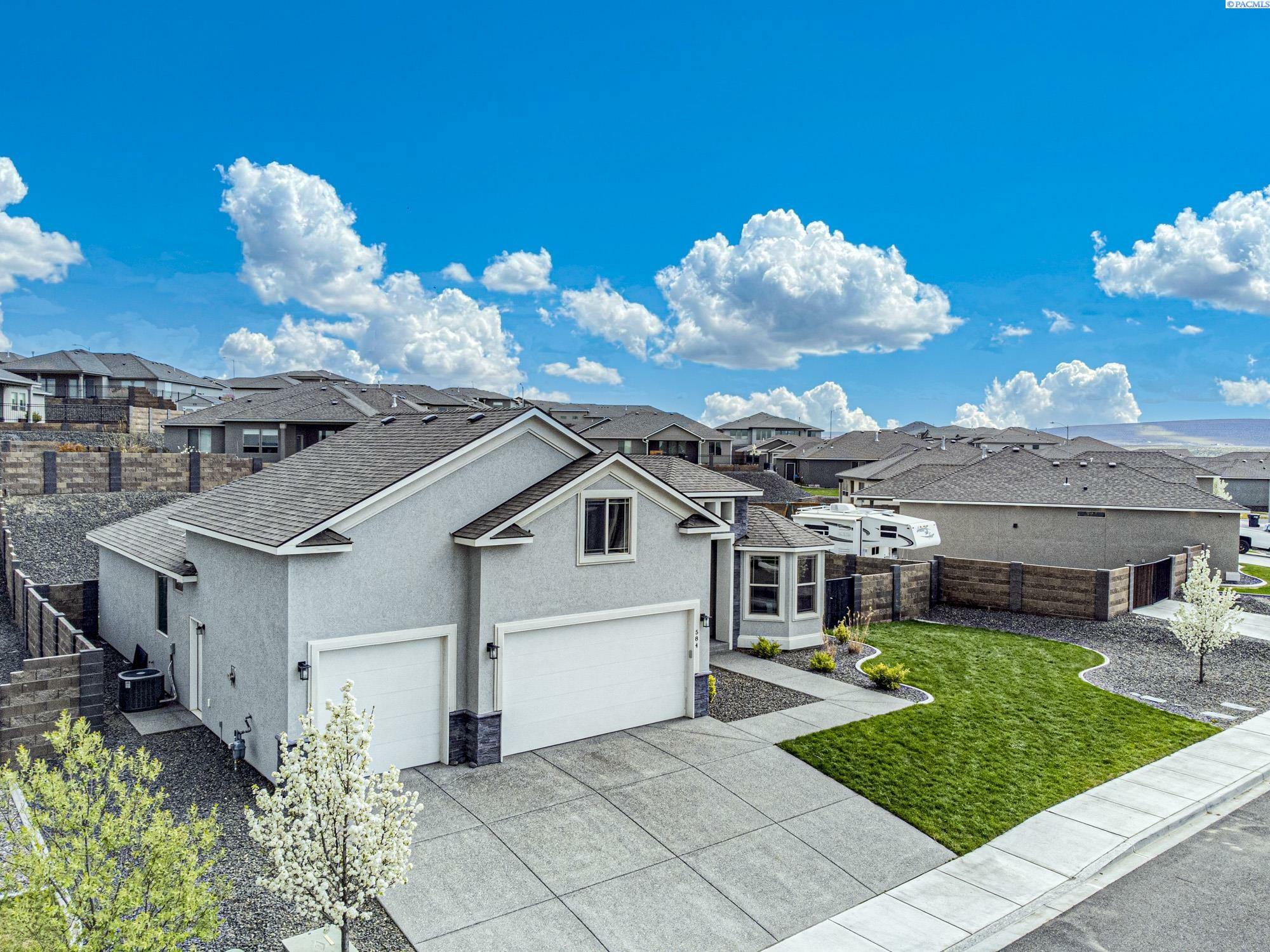 Property Photo: 584 Thebes St WA 99353