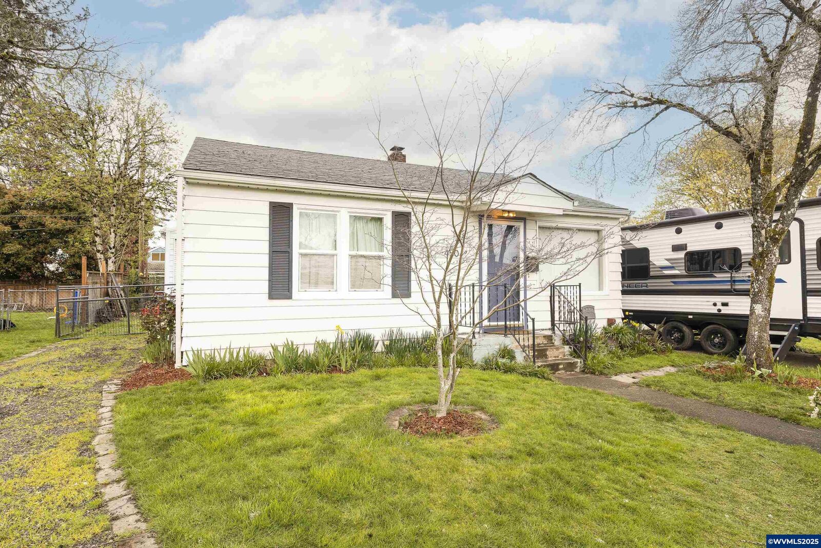 Property Photo:  450 Bradley St SE  OR 97321 