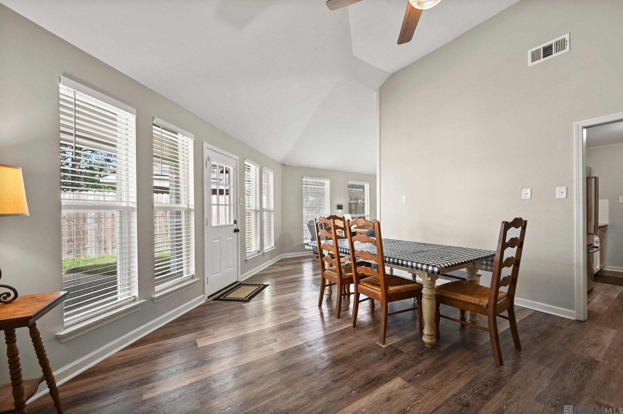 Property Photo: 1636 W Fairview Dr LA 70816