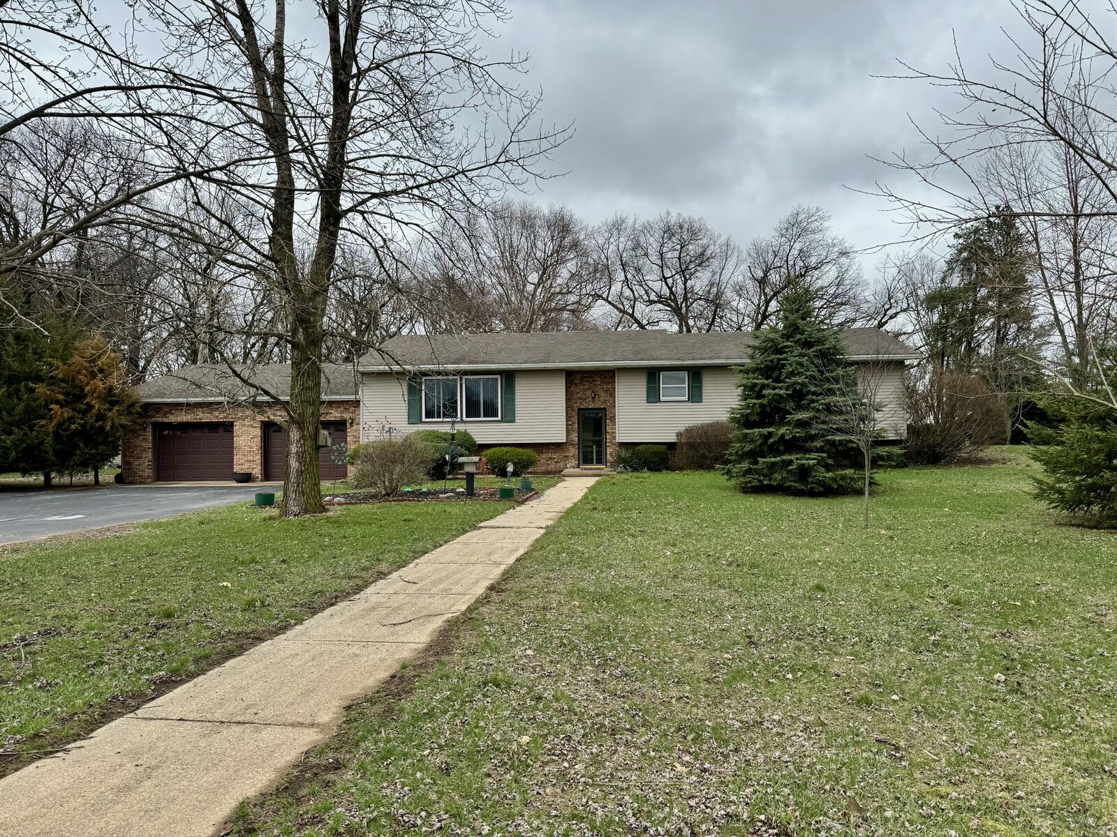 Property Photo: 980 E 250 IN 46534