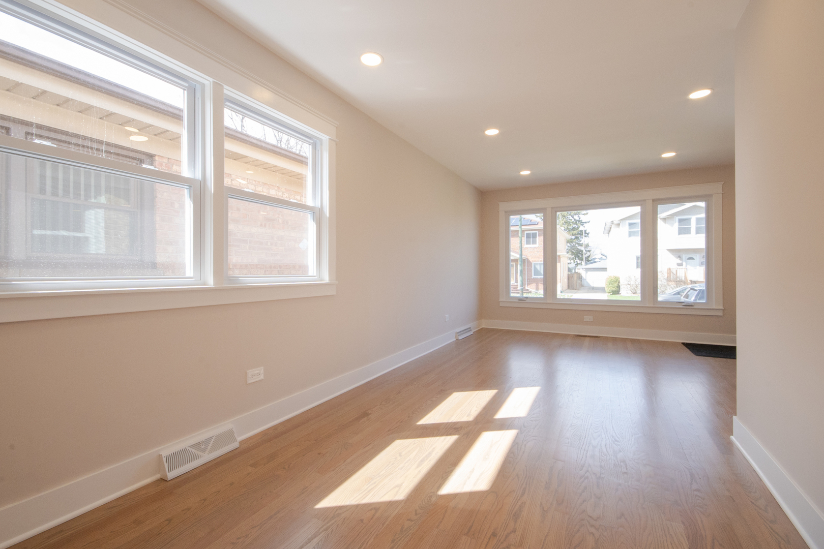 Property Photo: 6933 W Berwyn Avenue IL 60656
