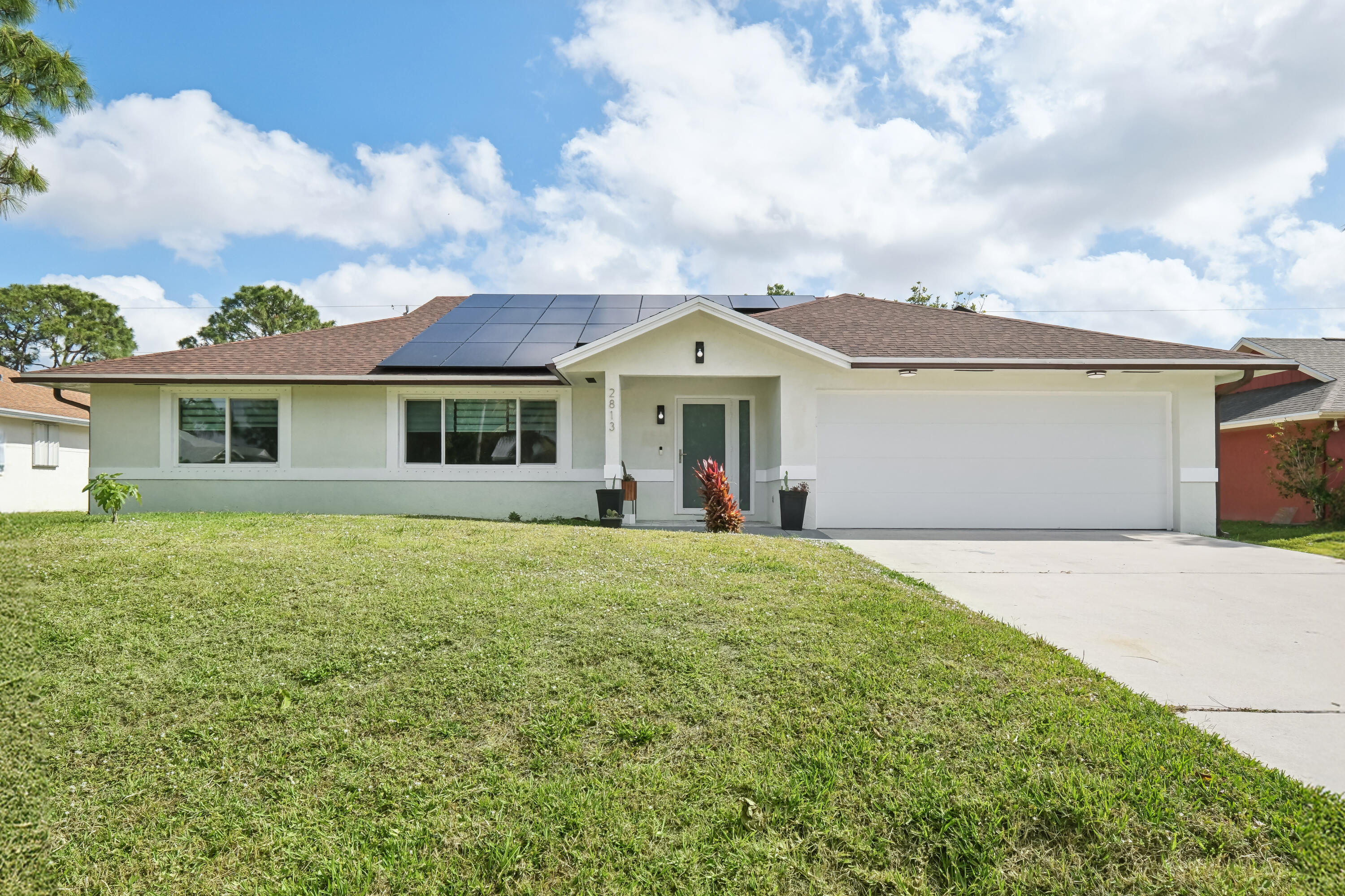 Property Photo: 2813 SE Eagle Drive FL 34984
