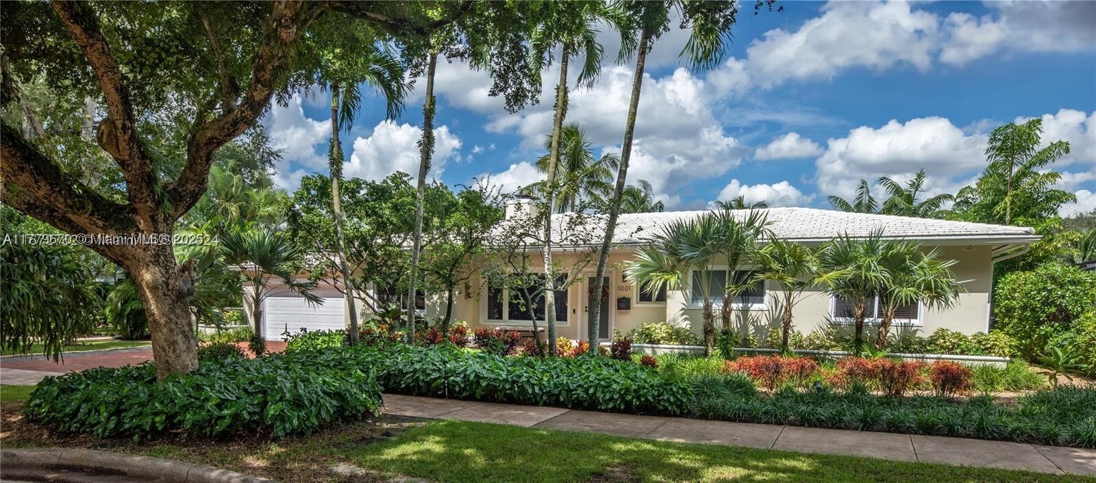 Property Photo: 1001 S Alhambra Cir FL 33146