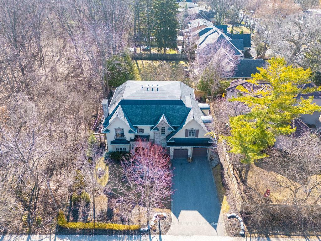 Property Photo: 92 Pinetree Way ON L5G 2R1