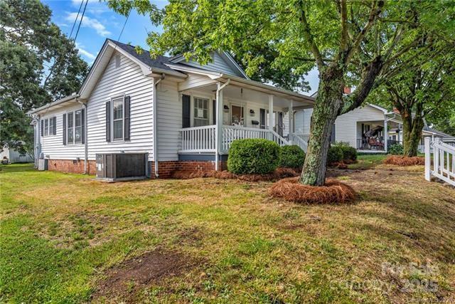 Property Photo: 1006 N Ridge Avenue NC 28083