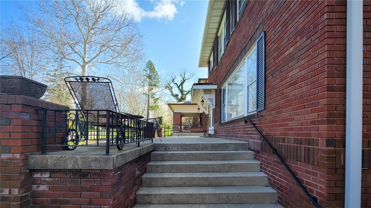 Property Photo:  1527 W Macon Street  IL 62522 