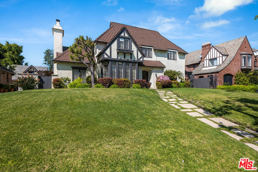 Property Photo:  157 N Las Palmas Avenue  CA 90004 