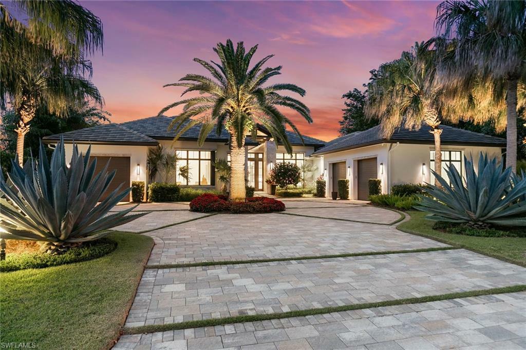 Property Photo: 810 Bentwood Dr FL 34108