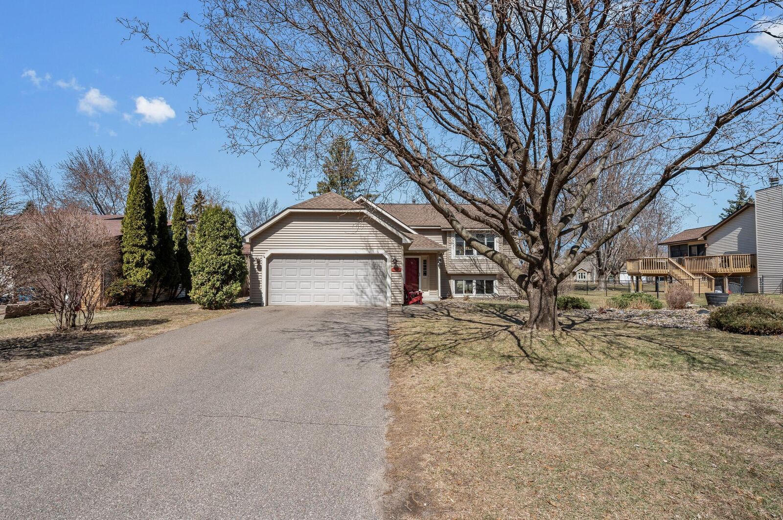 Property Photo:  1409 Hickory Trail  MN 55110 