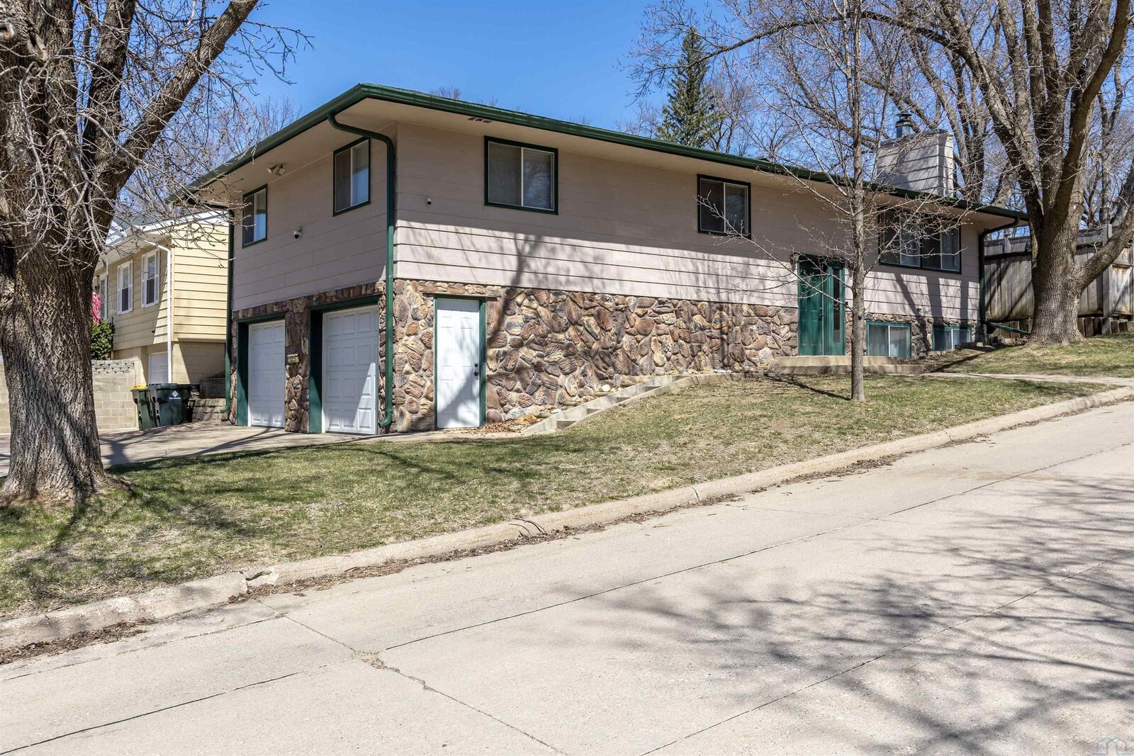 Property Photo:  2744 S Cedar  IA 51106 