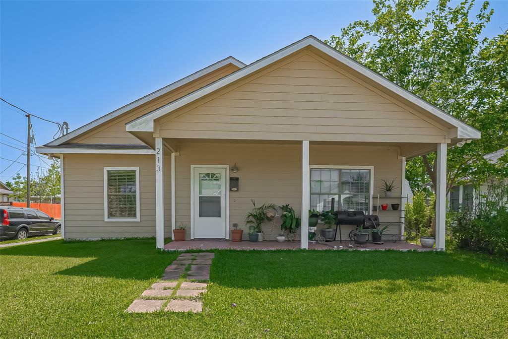 Property Photo: 213 W Murrill Street TX 77520