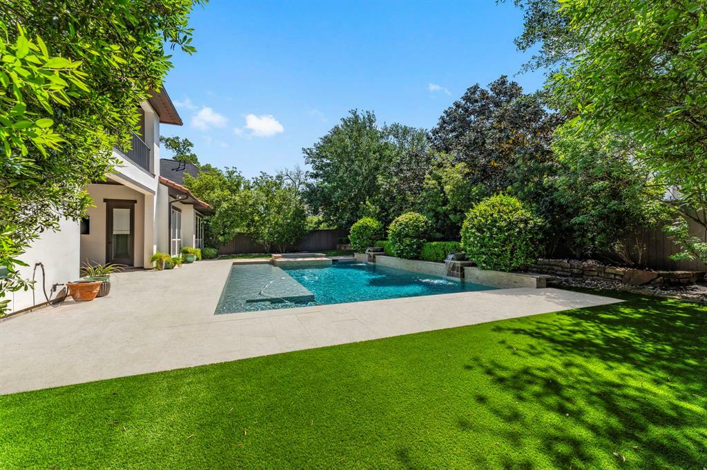 Property Photo: 18 Hollyflower Place TX 77375