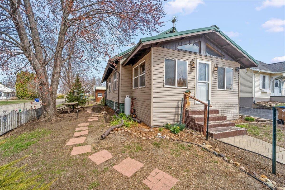 Property Photo: 223 5th St NW IA 50662